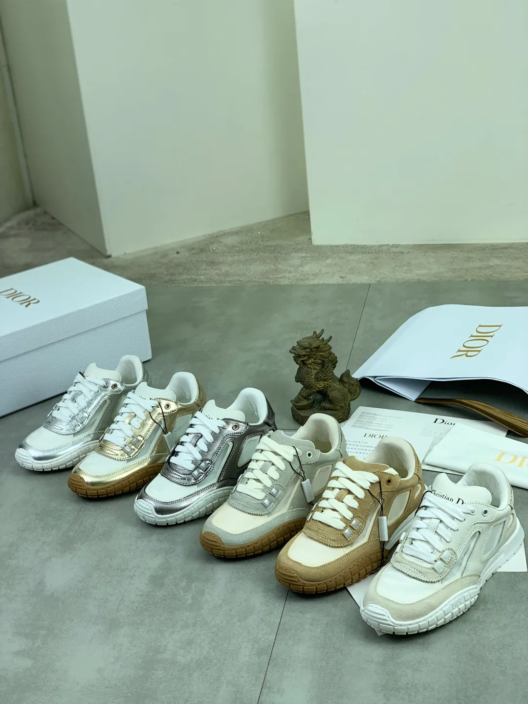 Men's men's shoes P520 new Dior Tech sneakers 2026 early spring series new products, with fashionable details, highlighting retro aesthetics. The light beige anti-suede cow leather upper is spliced ​​with apricot transparent mesh fabric on the side. The upper window edge is adhered with high-frequency flat ironing and back-pressure. It replicates the original craftsmanship, making it beautiful and comfortable without falling off. The interior is made of sheep lining of the same color, which is soft and comfortable. The heel and tongue are embellished with the Paris logo. The textured TPU soles with the same color logo. The high-end version is exquisitely packaged, adding a high-end style.  Code number: 35-46